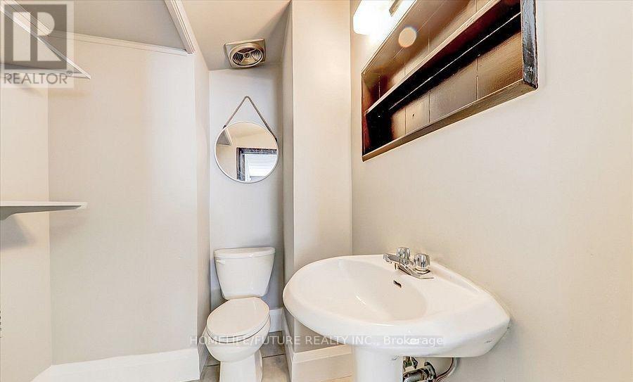 74 King Street W Property Photo 11