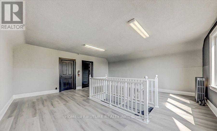 74 King Street W Property Photo 22