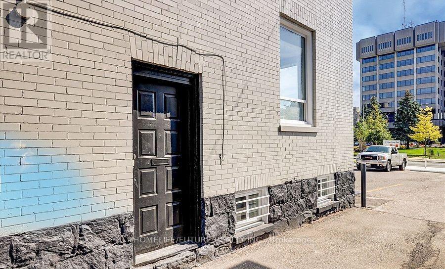 74 King Street W Property Photo 25