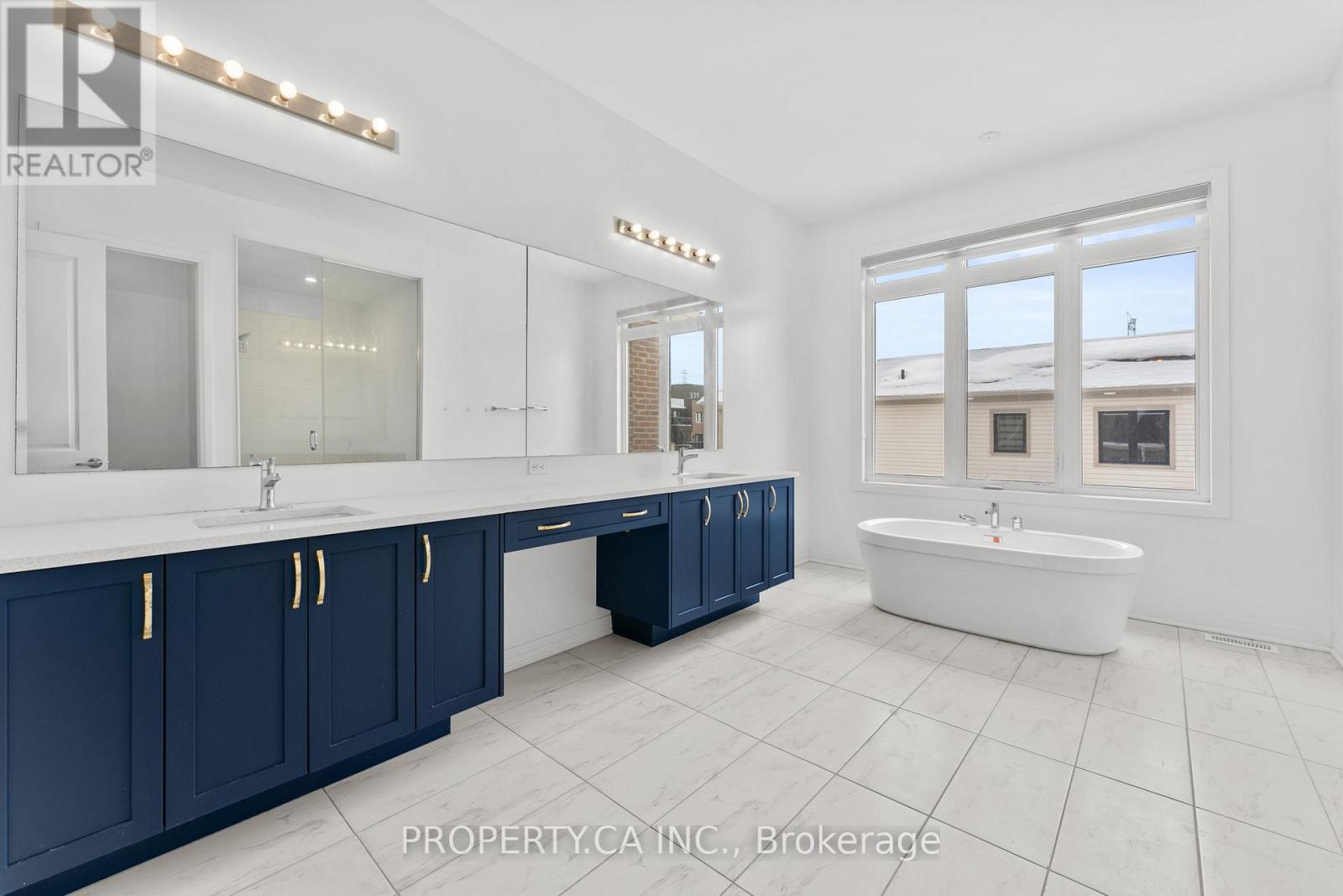 2 Yacht Drive Property Photo 22