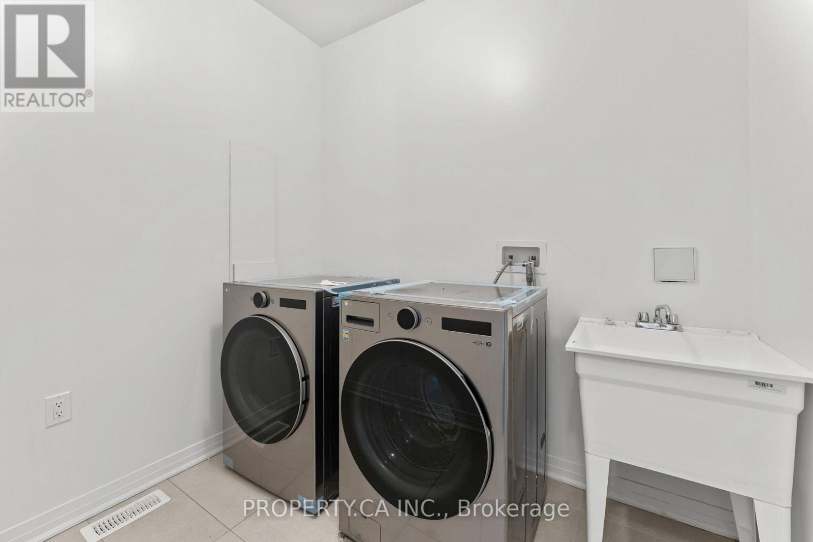 2 Yacht Drive Property Photo 28