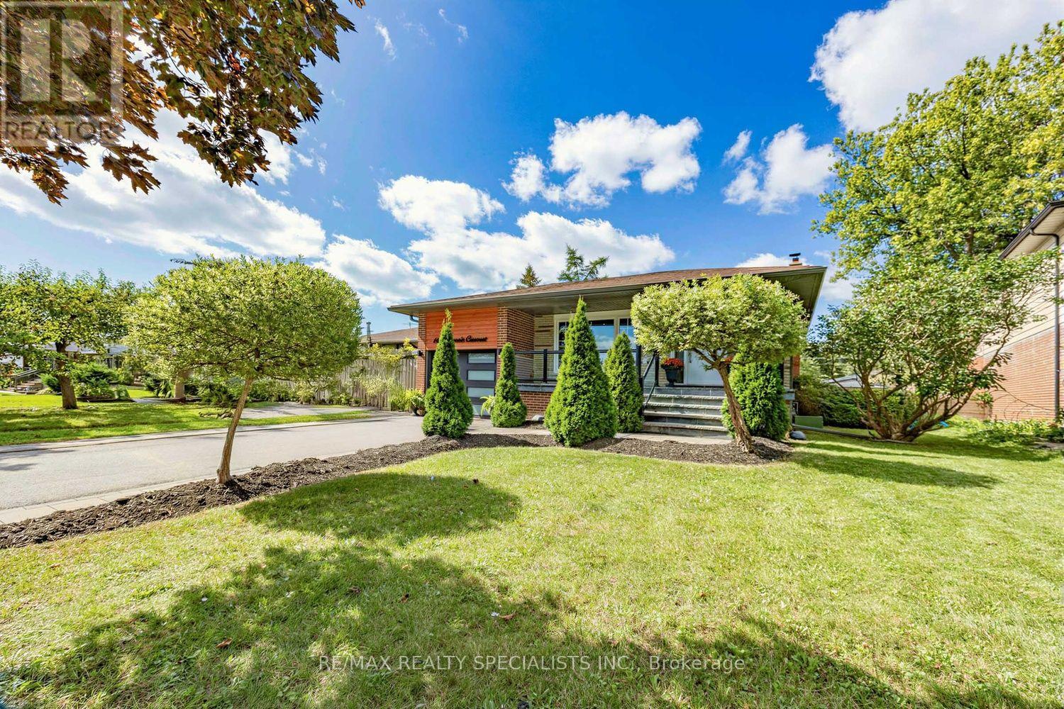 16 Langevin Crescent Property Photo 1