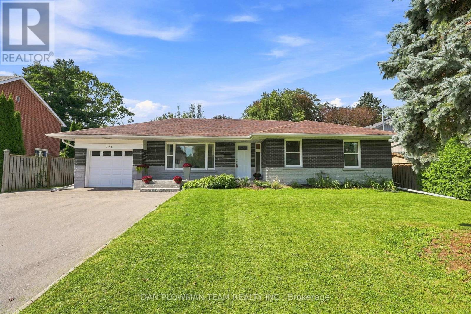786 Mary Street N Property Photo 1