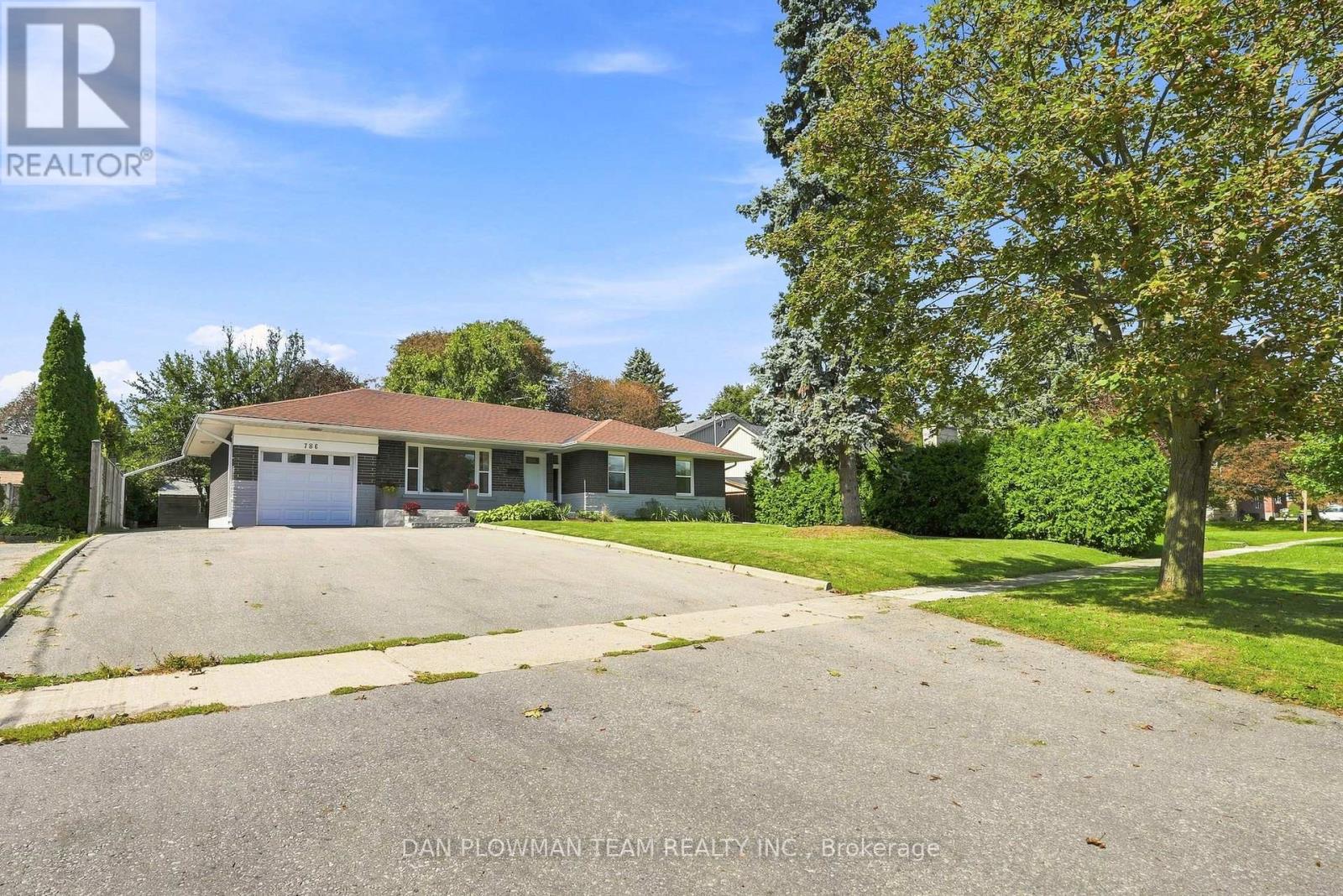 786 Mary Street N Property Photo 2