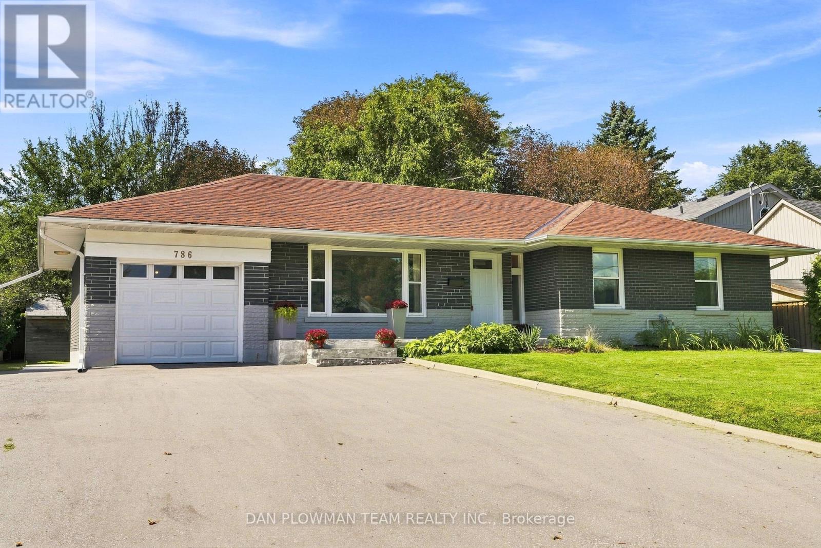 786 Mary Street N Property Photo 3