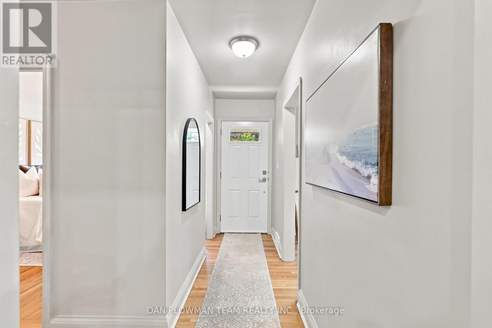 786 Mary Street N Property Photo 4