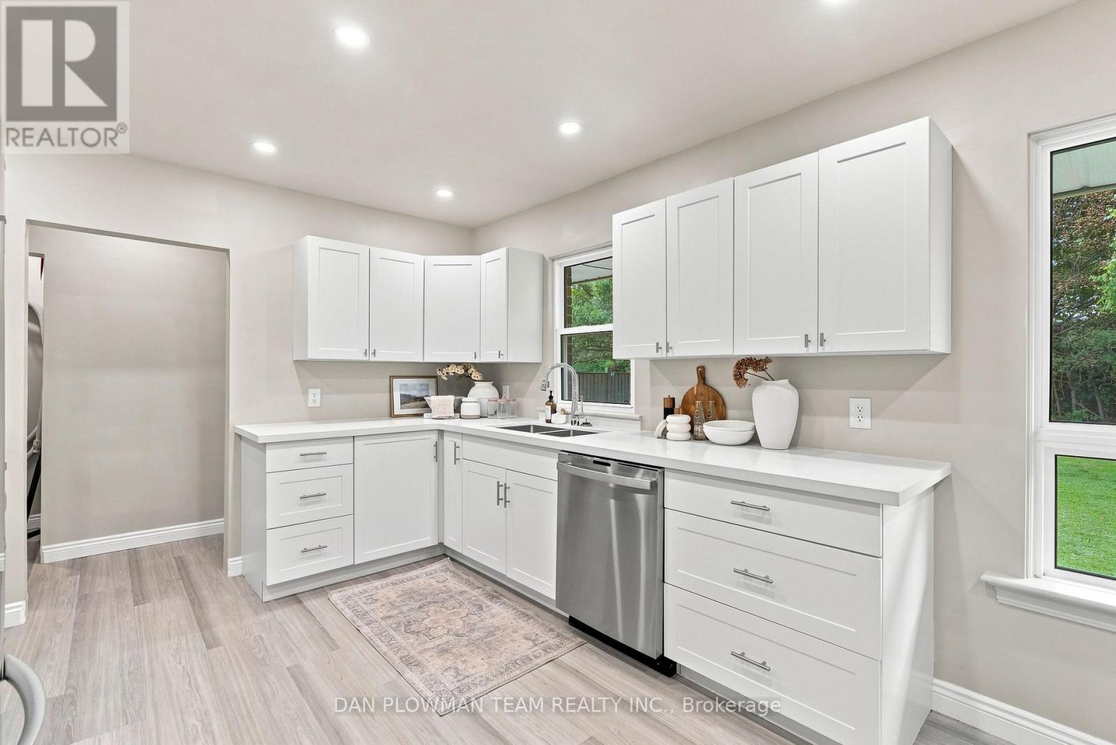 786 Mary Street N Property Photo 9