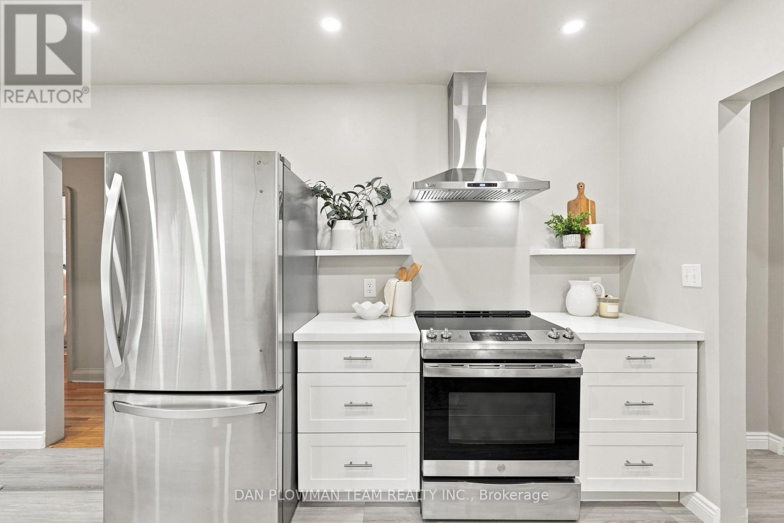 786 Mary Street N Property Photo 10
