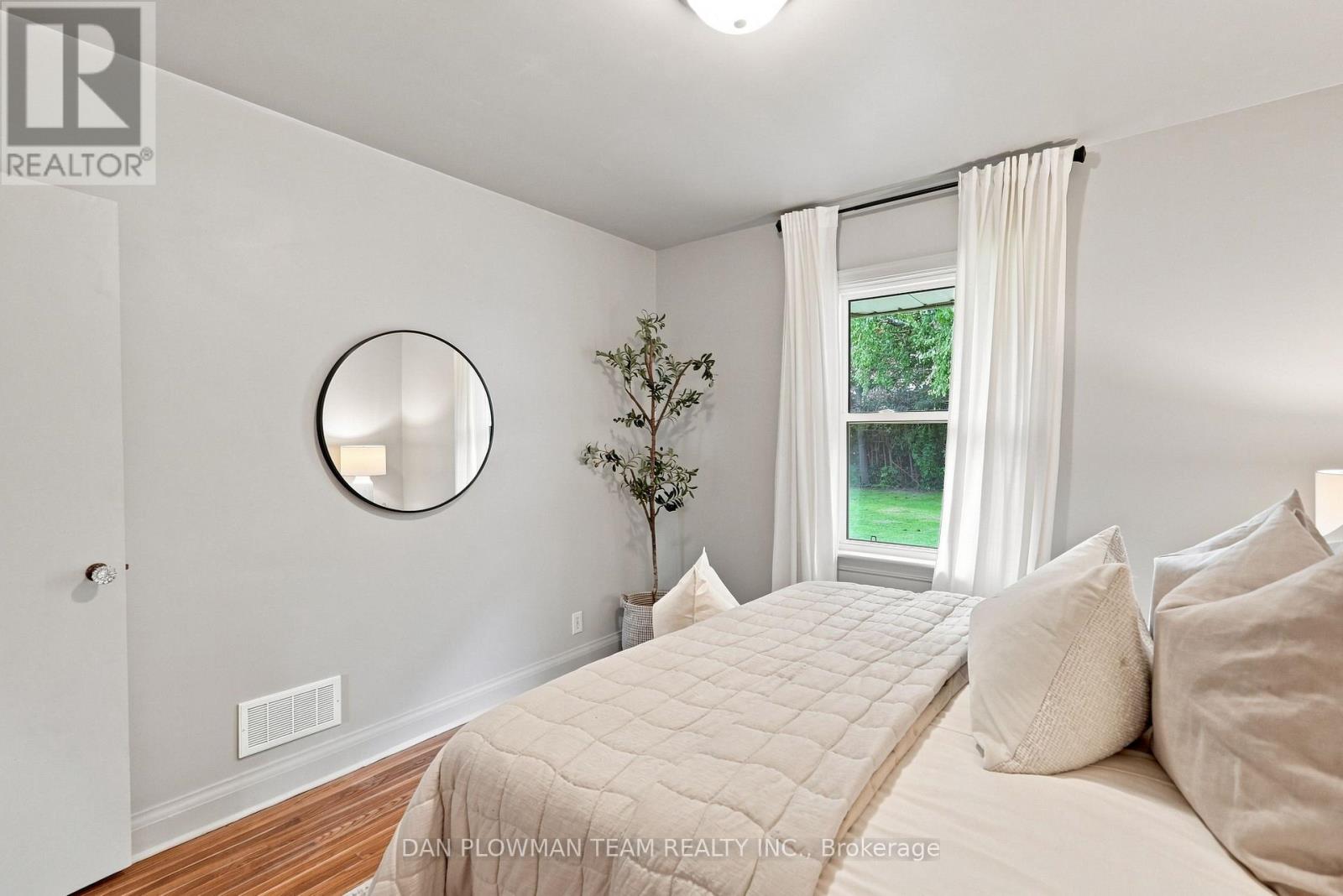 786 Mary Street N Property Photo 14