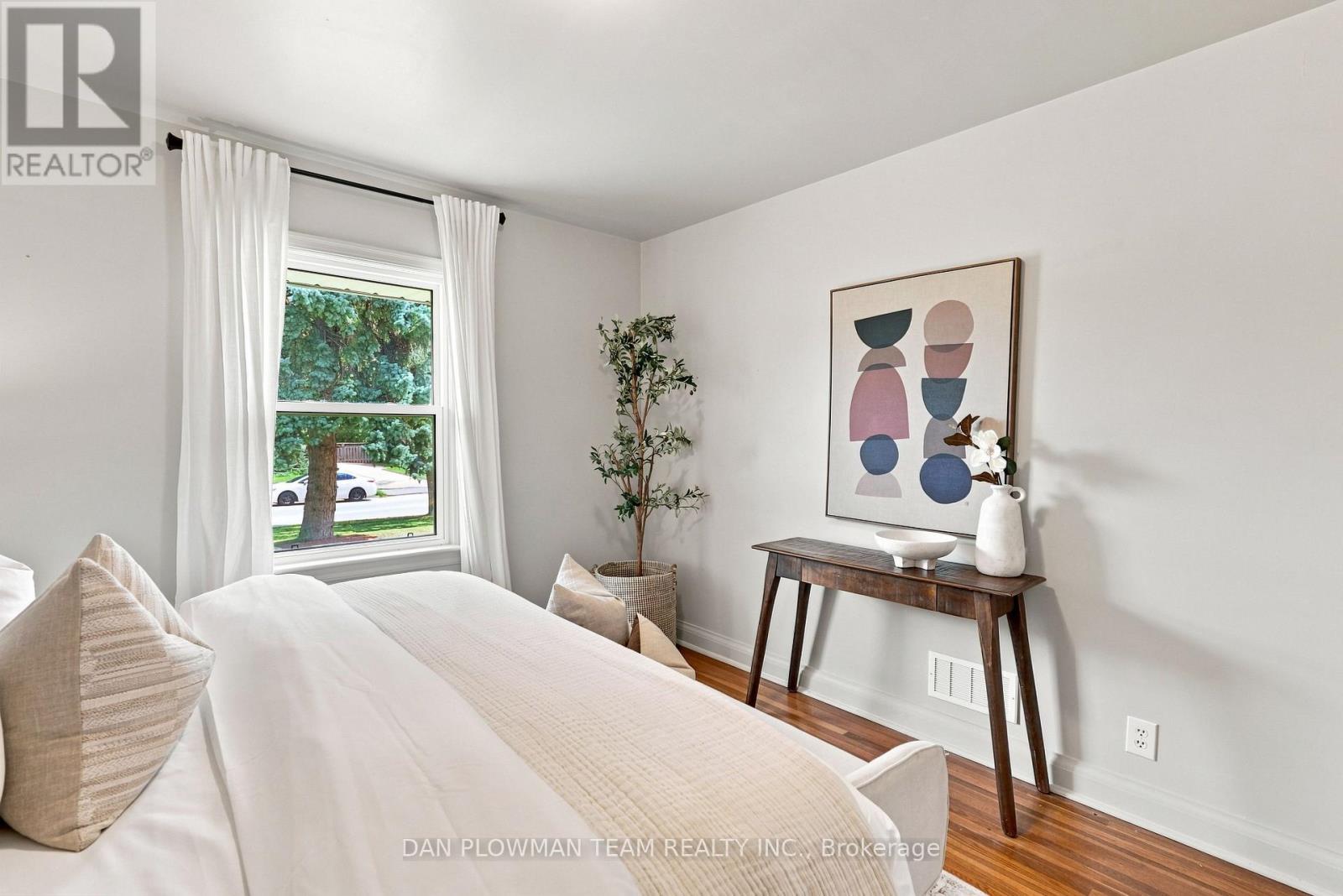 786 Mary Street N Property Photo 17