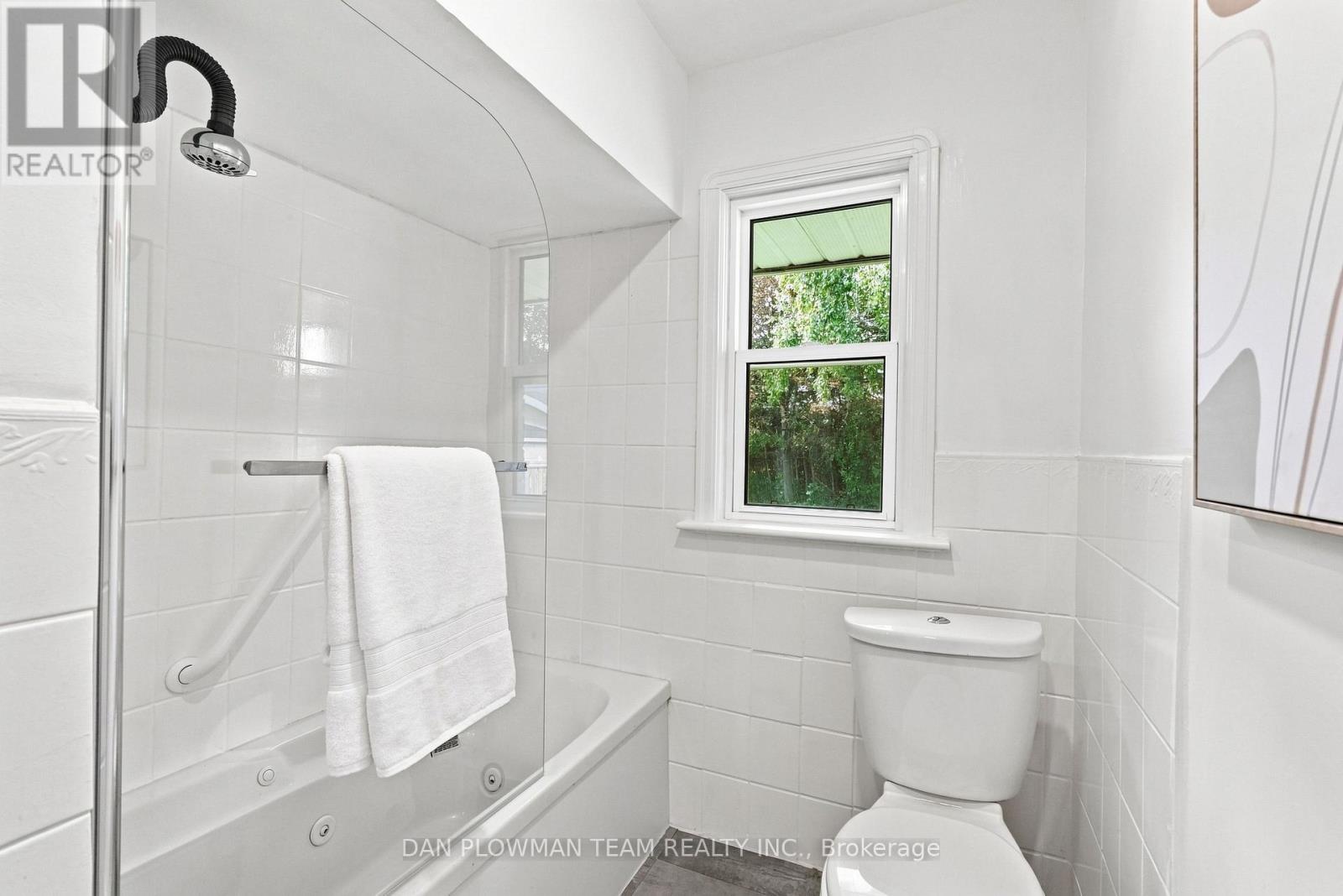 786 Mary Street N Property Photo 20
