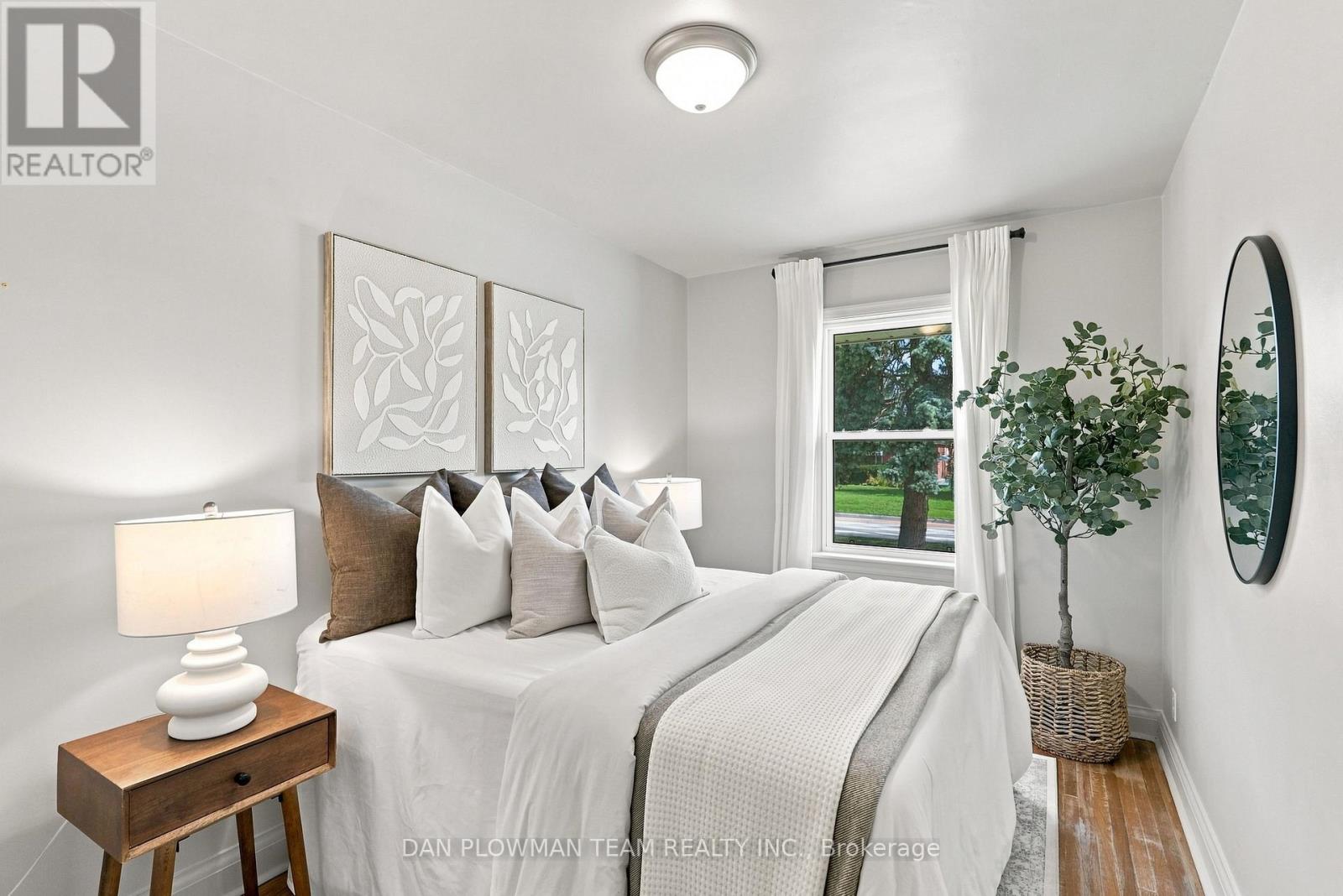 786 Mary Street N Property Photo 21