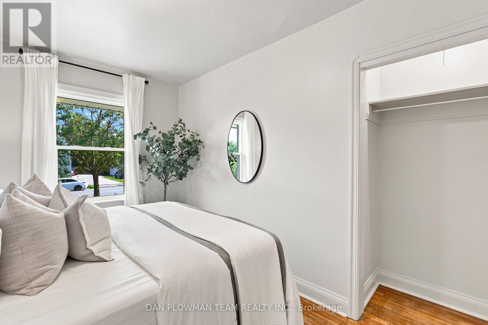 786 Mary Street N Property Photo 22