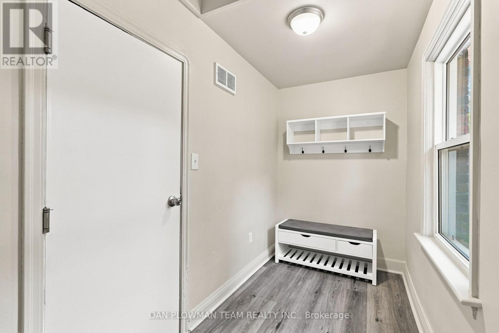 786 Mary Street N Property Photo 23