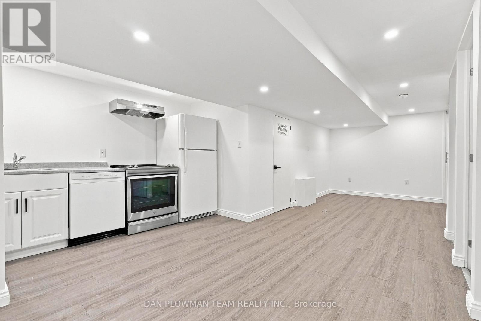 786 Mary Street N Property Photo 24