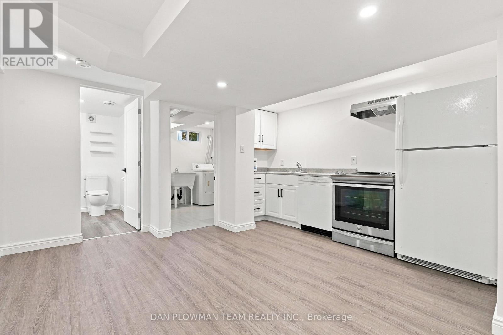 786 Mary Street N Property Photo 25