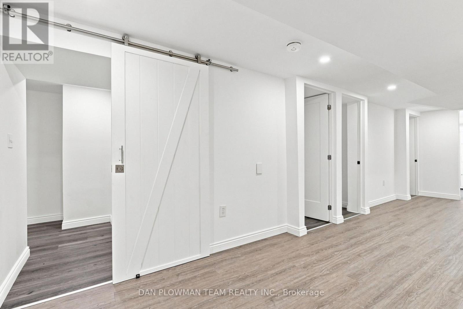 786 Mary Street N Property Photo 26