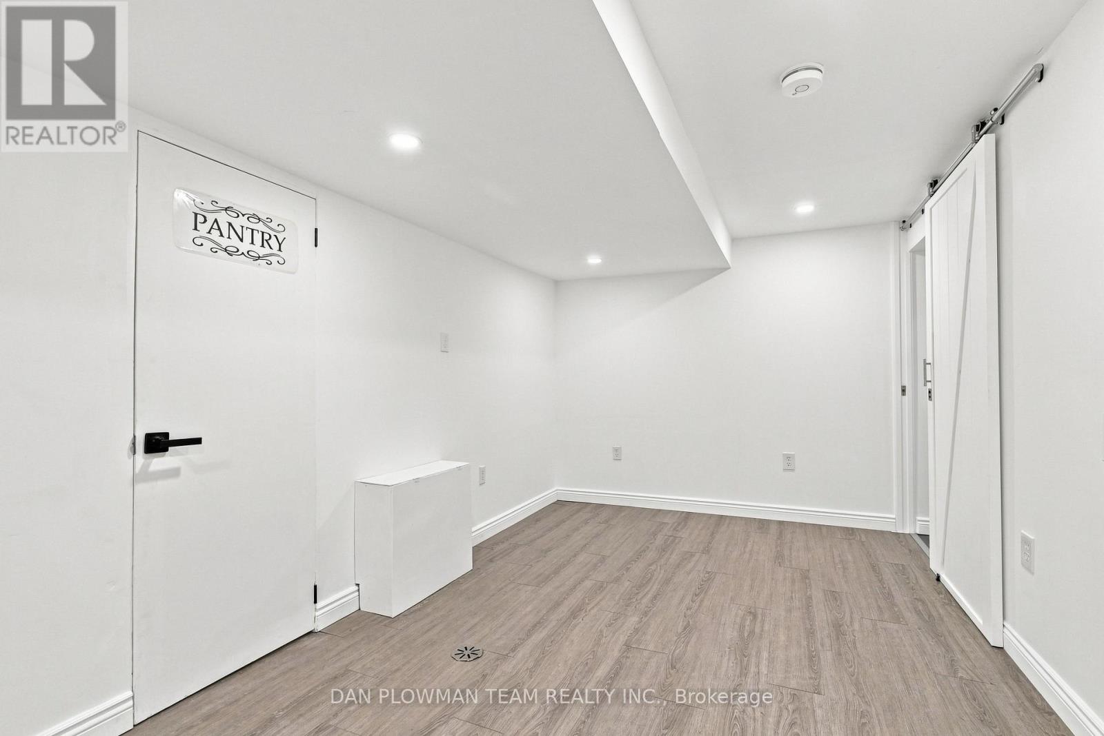 786 Mary Street N Property Photo 27