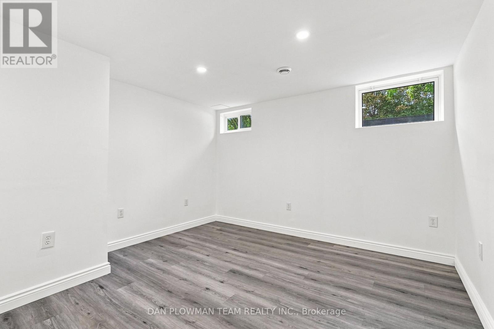 786 Mary Street N Property Photo 28