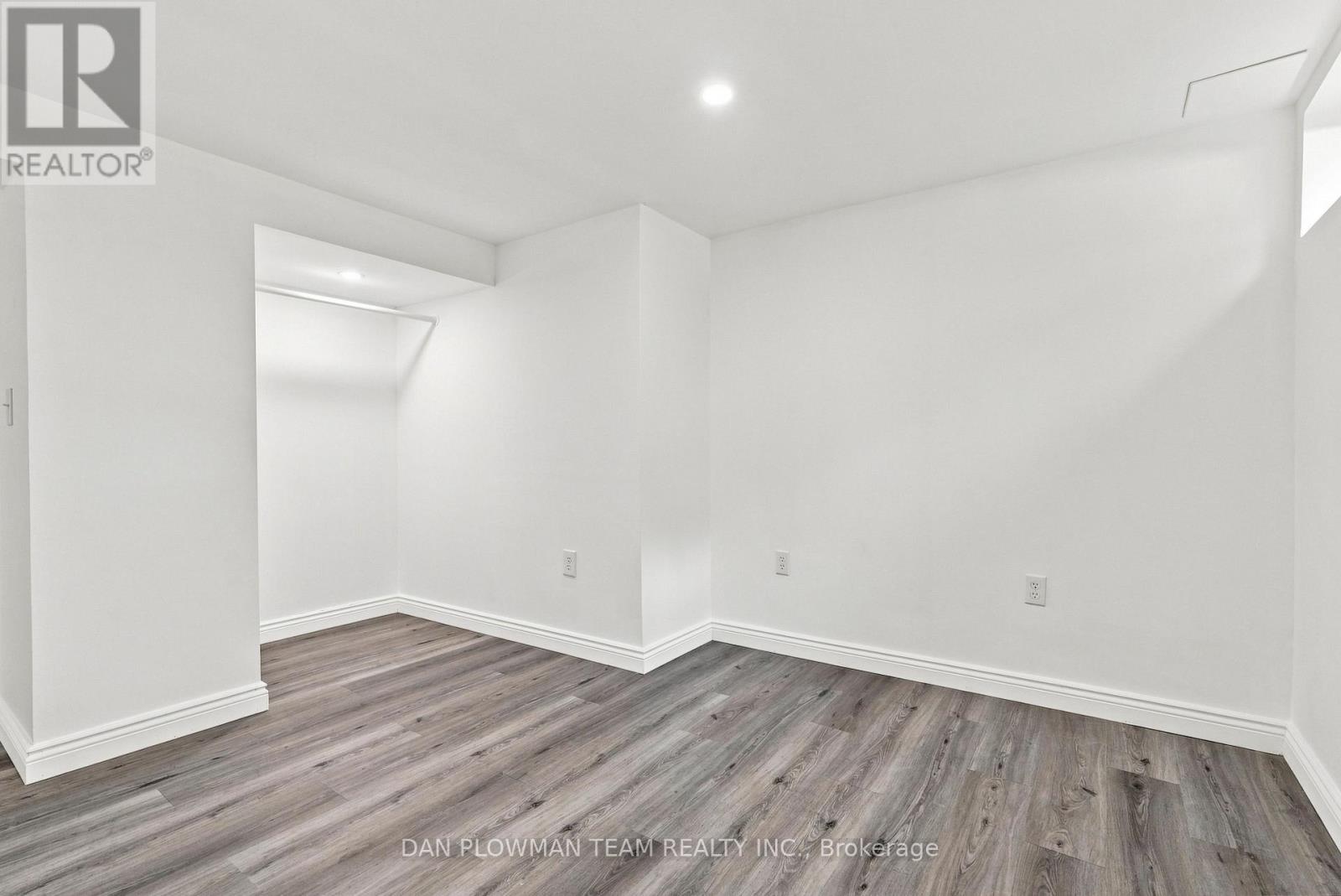786 Mary Street N Property Photo 29