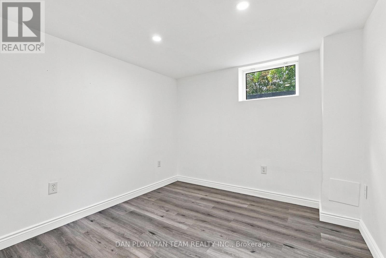 786 Mary Street N Property Photo 30