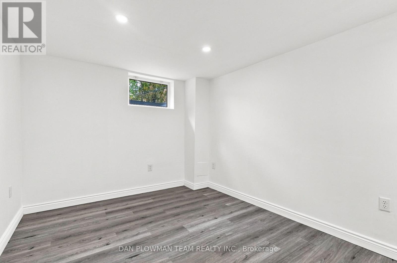 786 Mary Street N Property Photo 31