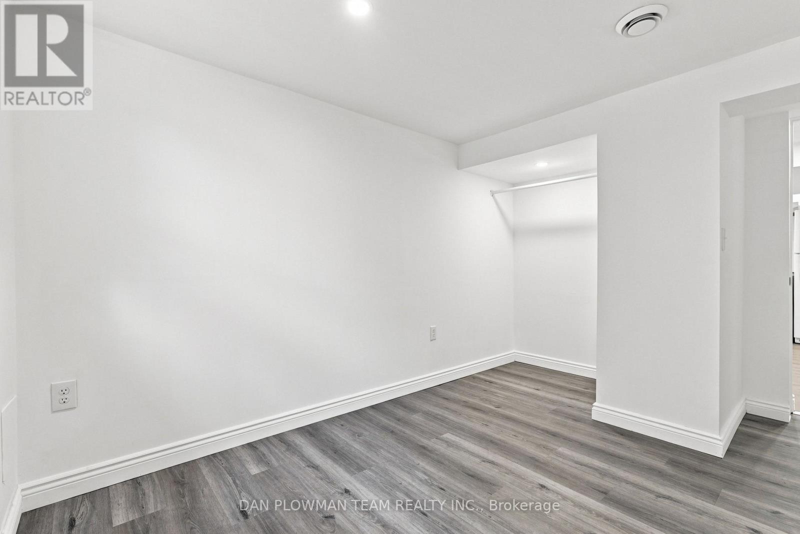 786 Mary Street N Property Photo 32