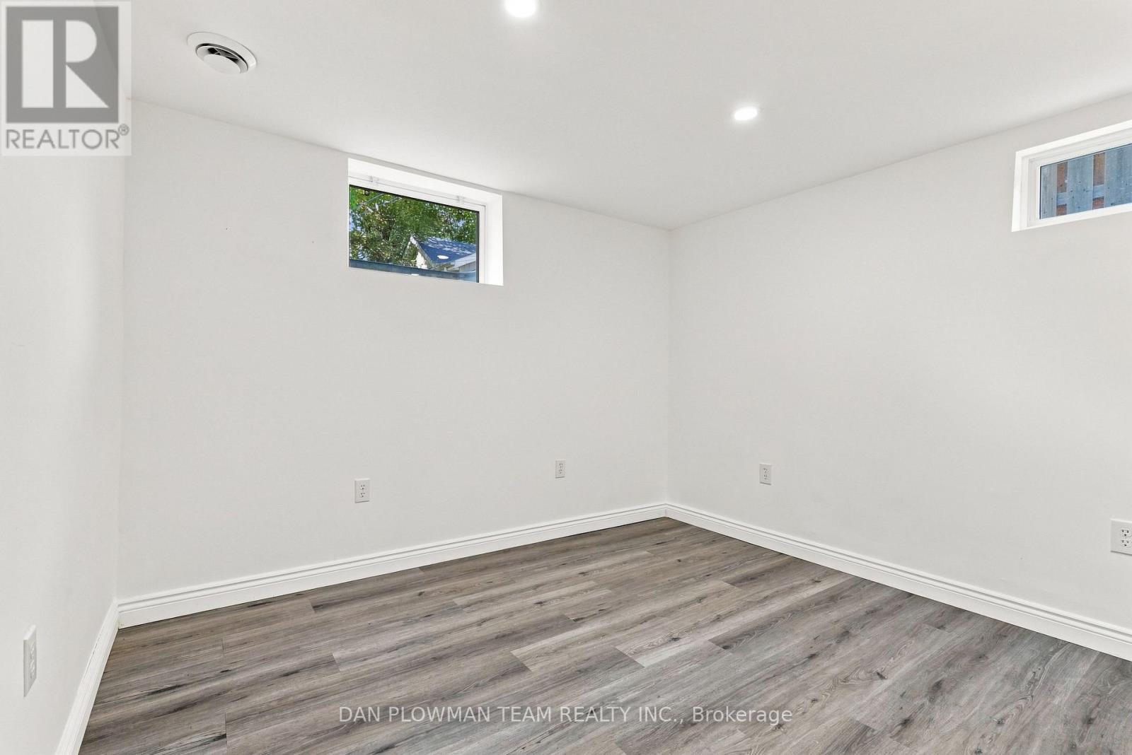 786 Mary Street N Property Photo 33