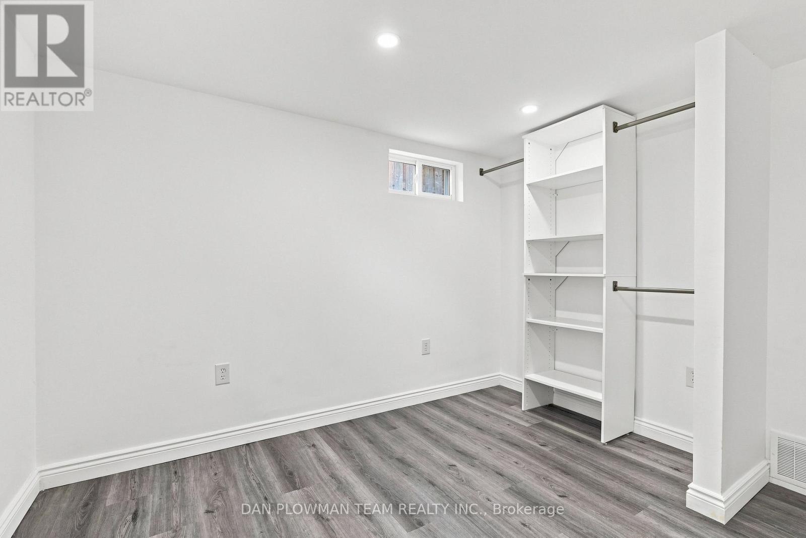 786 Mary Street N Property Photo 34