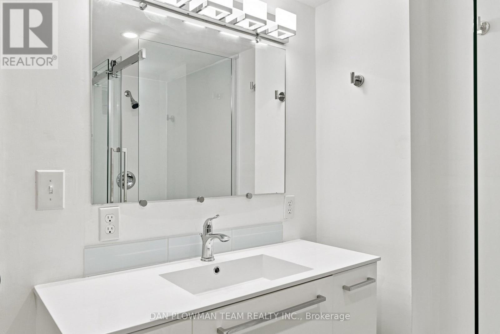 786 Mary Street N Property Photo 36
