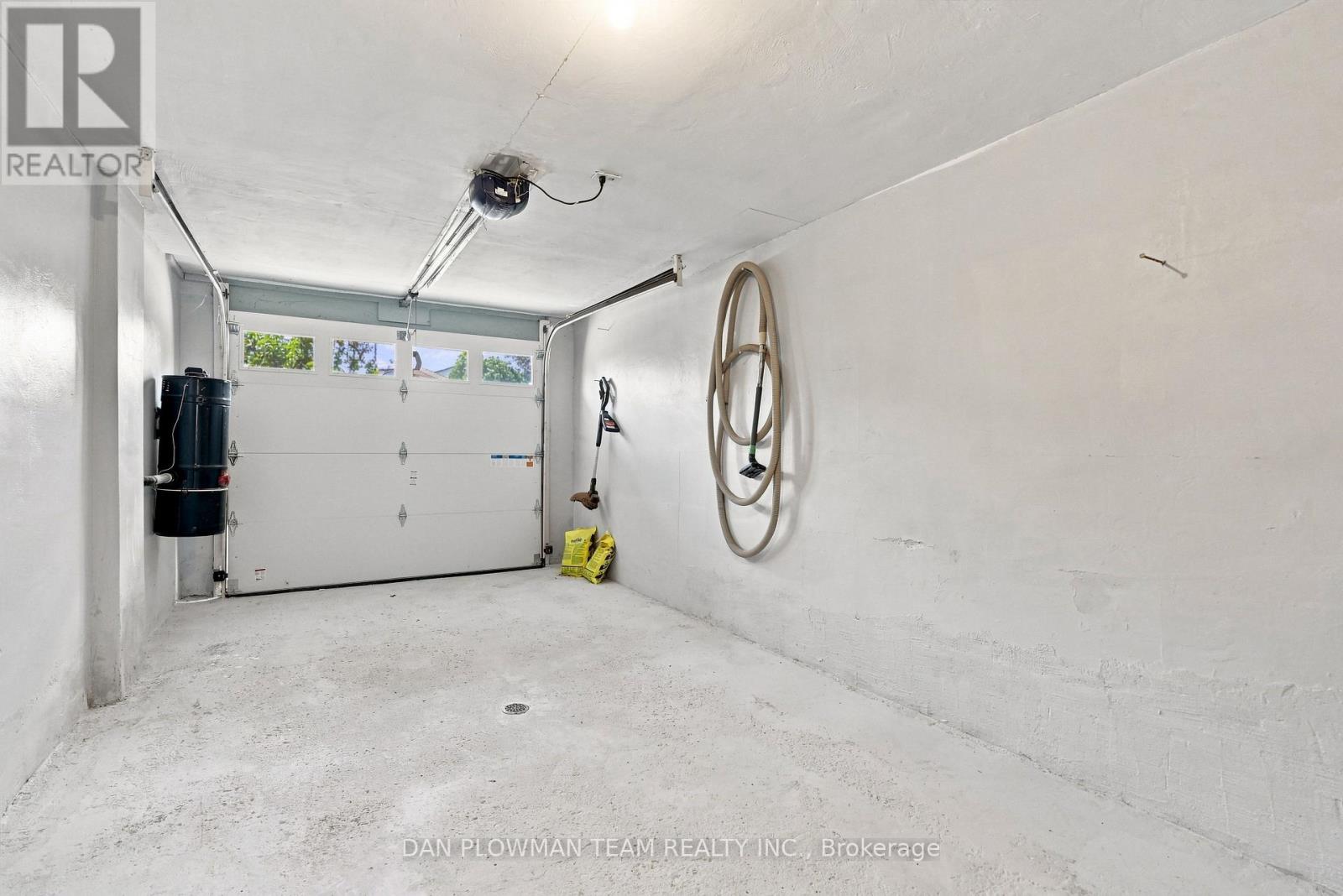 786 Mary Street N Property Photo 37