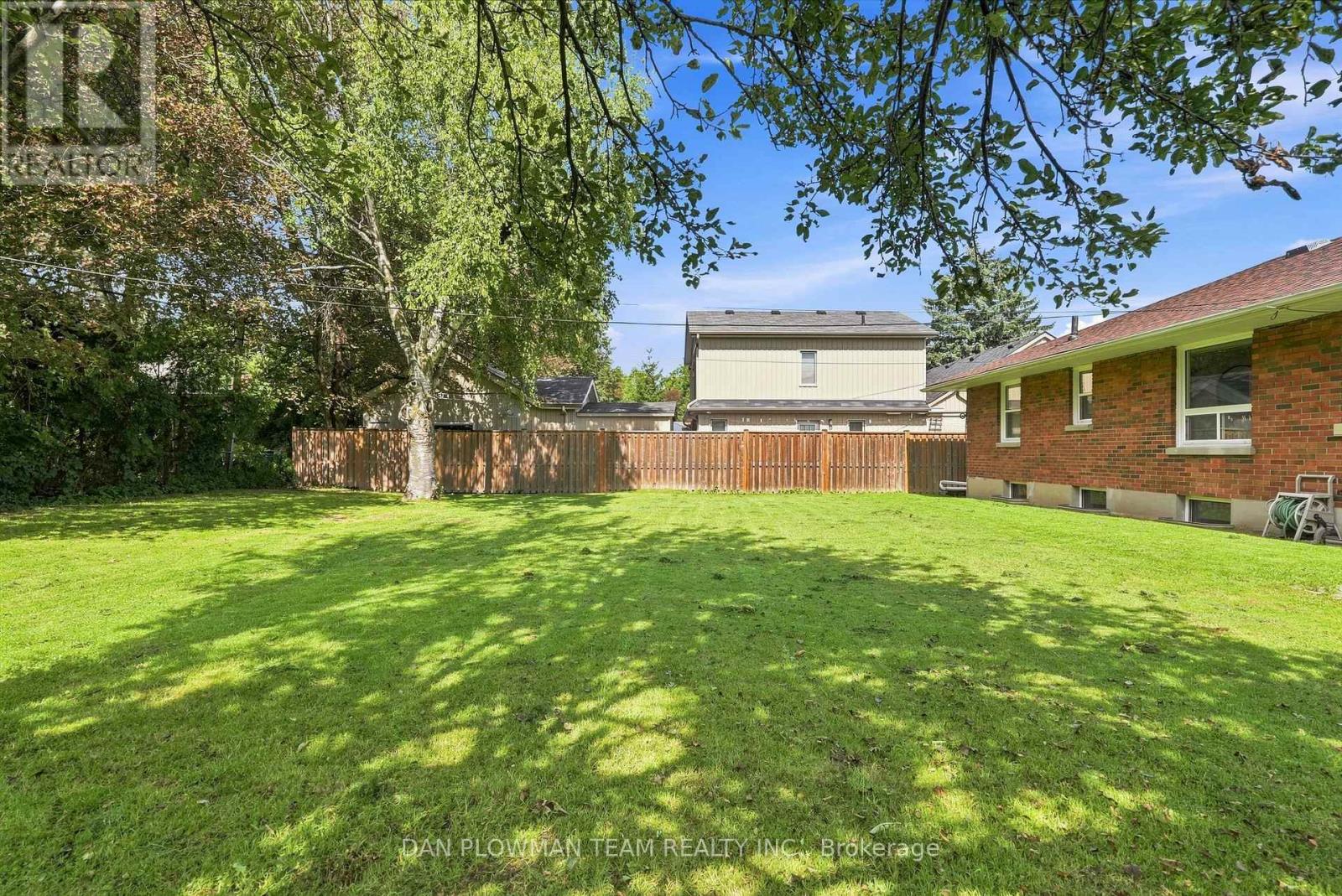 786 Mary Street N Property Photo 39