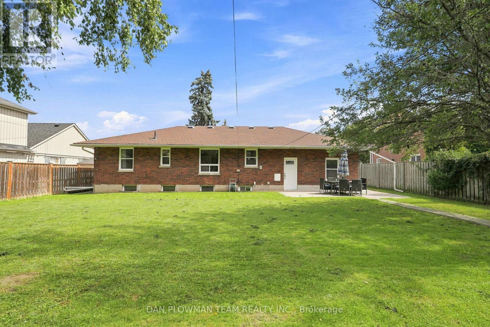 786 Mary Street N Property Photo 40