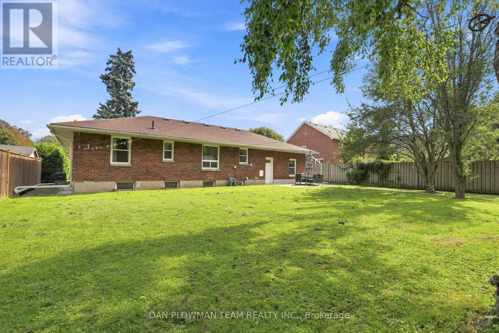 786 Mary Street N Property Photo 41