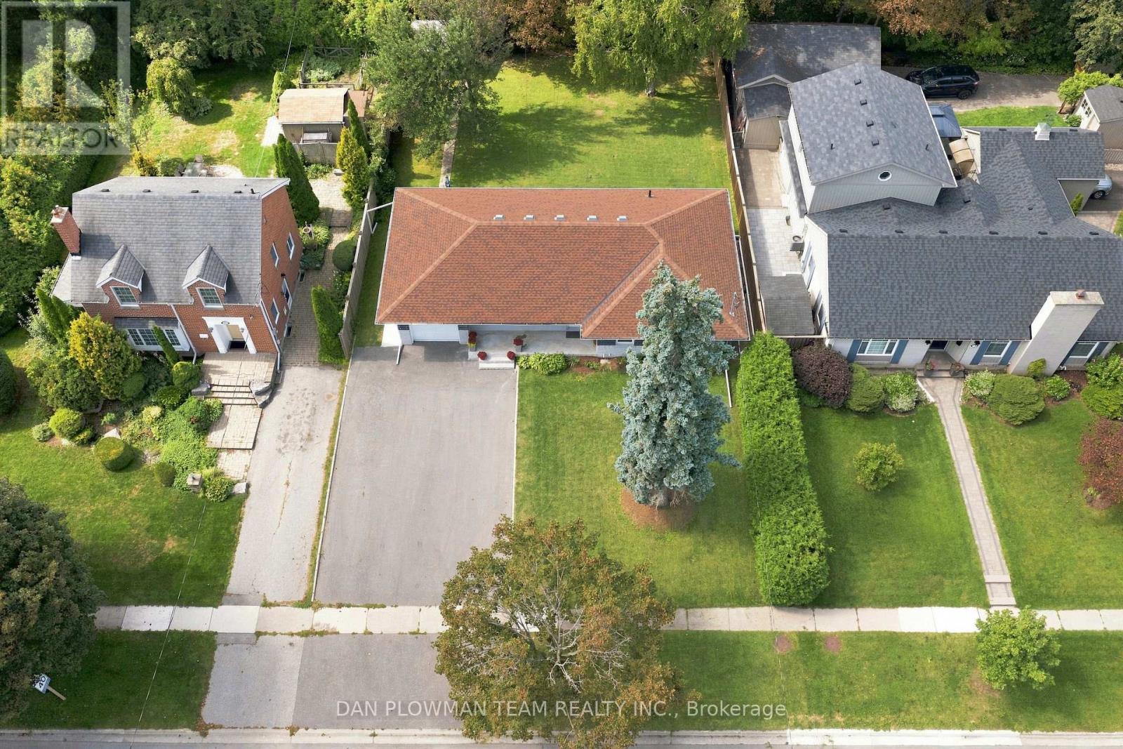 786 Mary Street N Property Photo 43