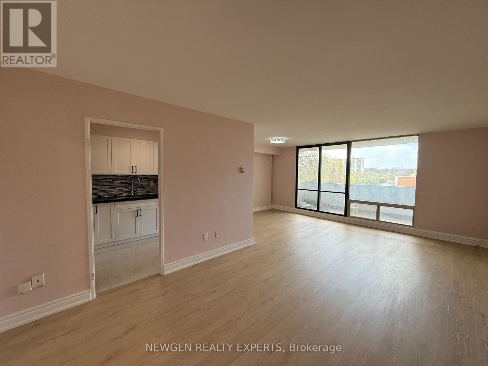 502 - 3 Massey Square Property Photo 7