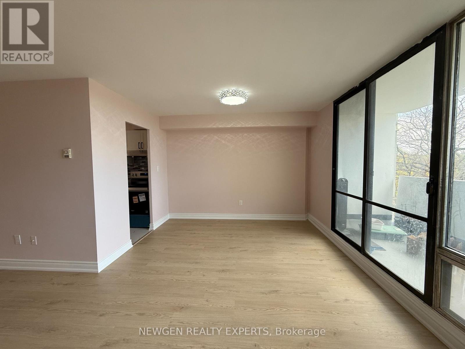 502 - 3 Massey Square Property Photo 10