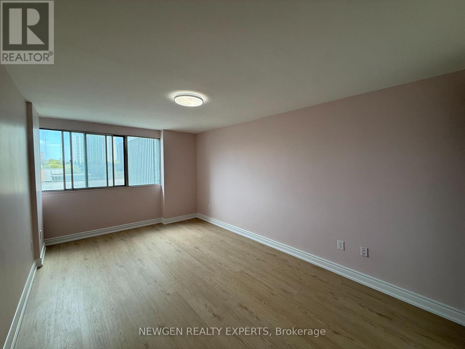 502 - 3 Massey Square Property Photo 25