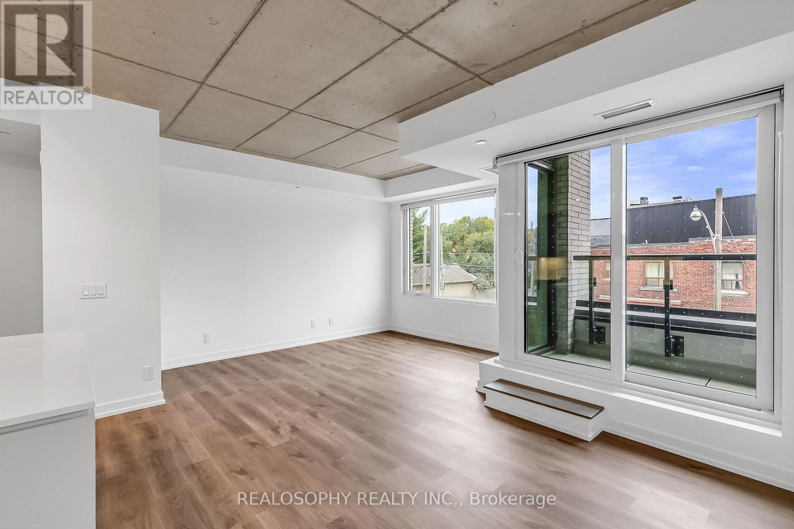 303 - 115 Larchmount Avenue Property Photo 4