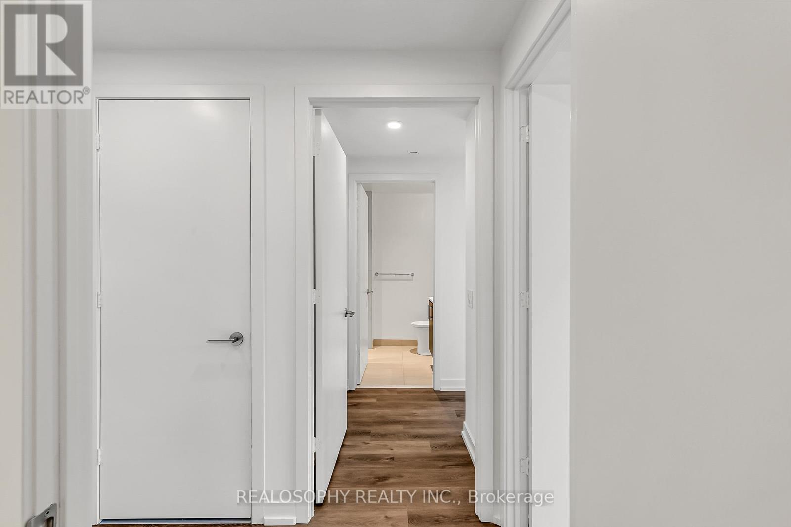 303 - 115 Larchmount Avenue Property Photo 6