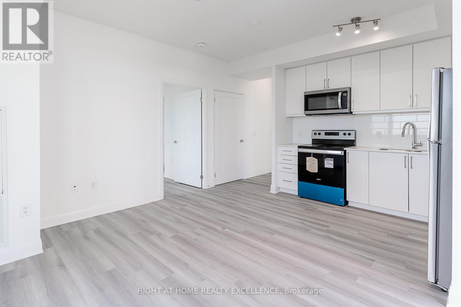 1707 - 3220 Sheppard Avenue Property Photo 6
