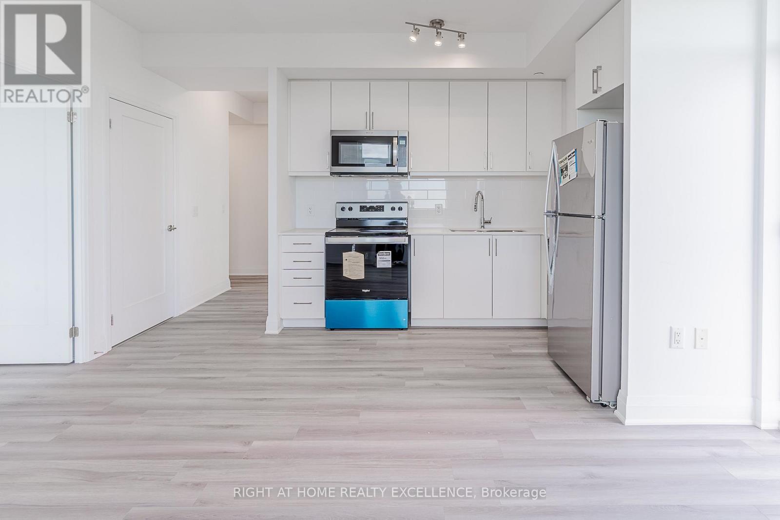 1707 - 3220 Sheppard Avenue Property Photo 9