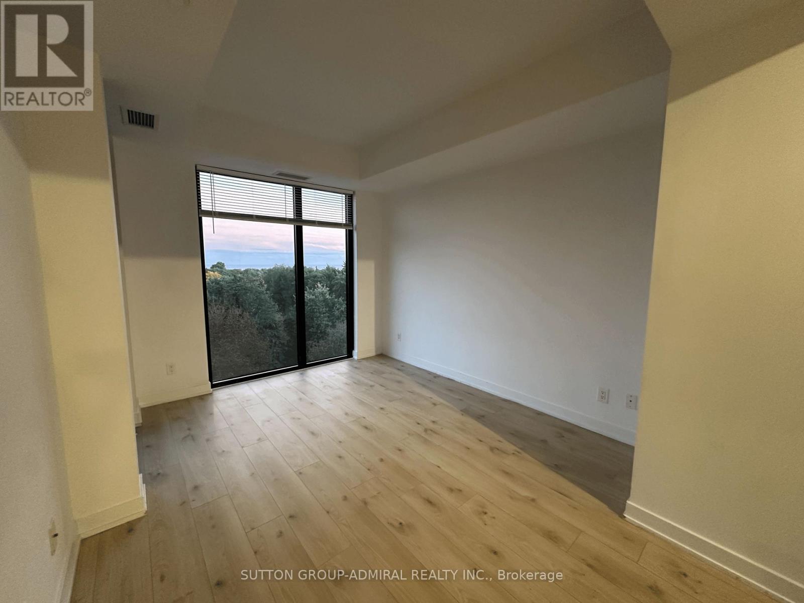 724 - 2799 Kingston Road Property Photo 6
