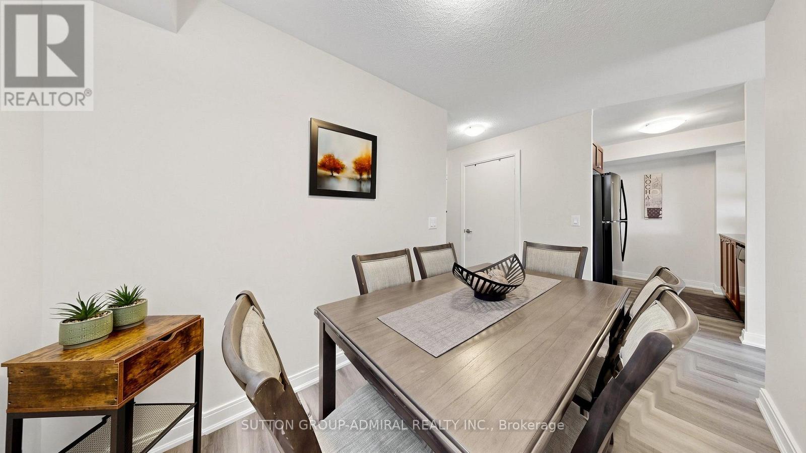 1005 - 151 Village Green Square Property Photo 7