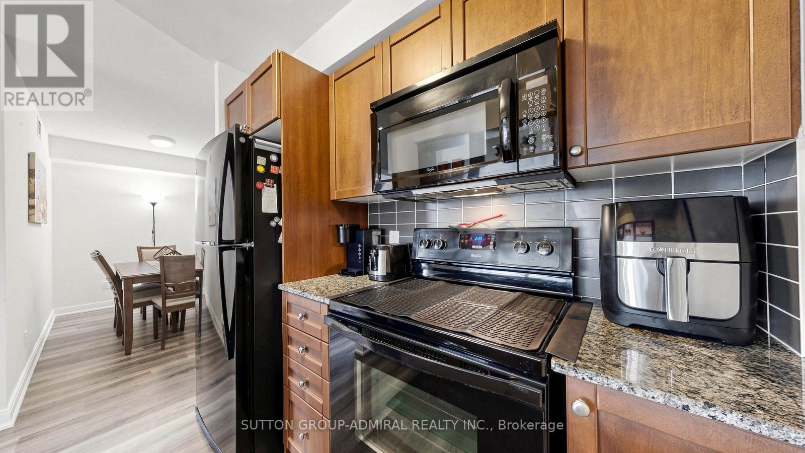 1005 - 151 Village Green Square Property Photo 9