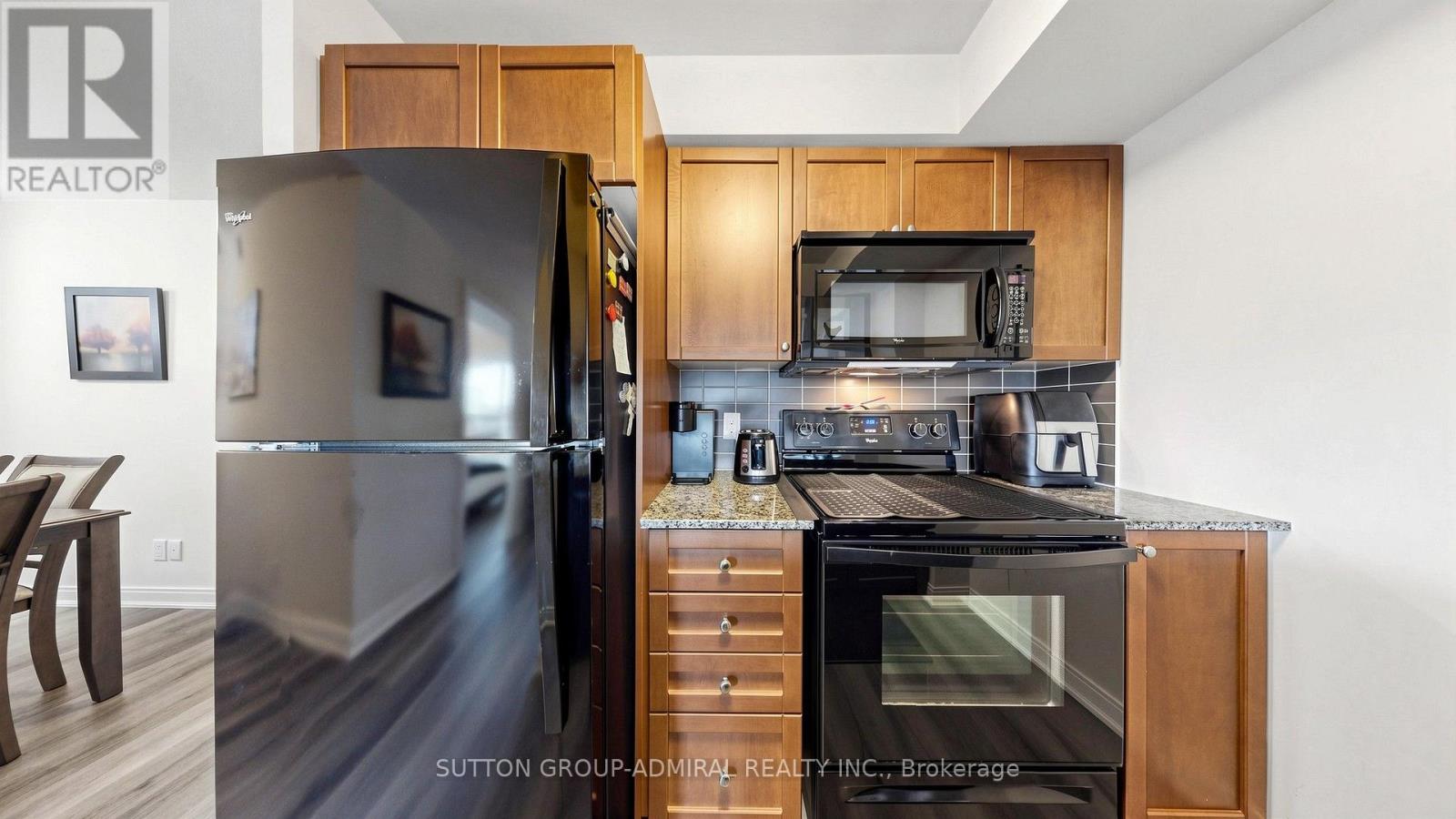 1005 - 151 Village Green Square Property Photo 10