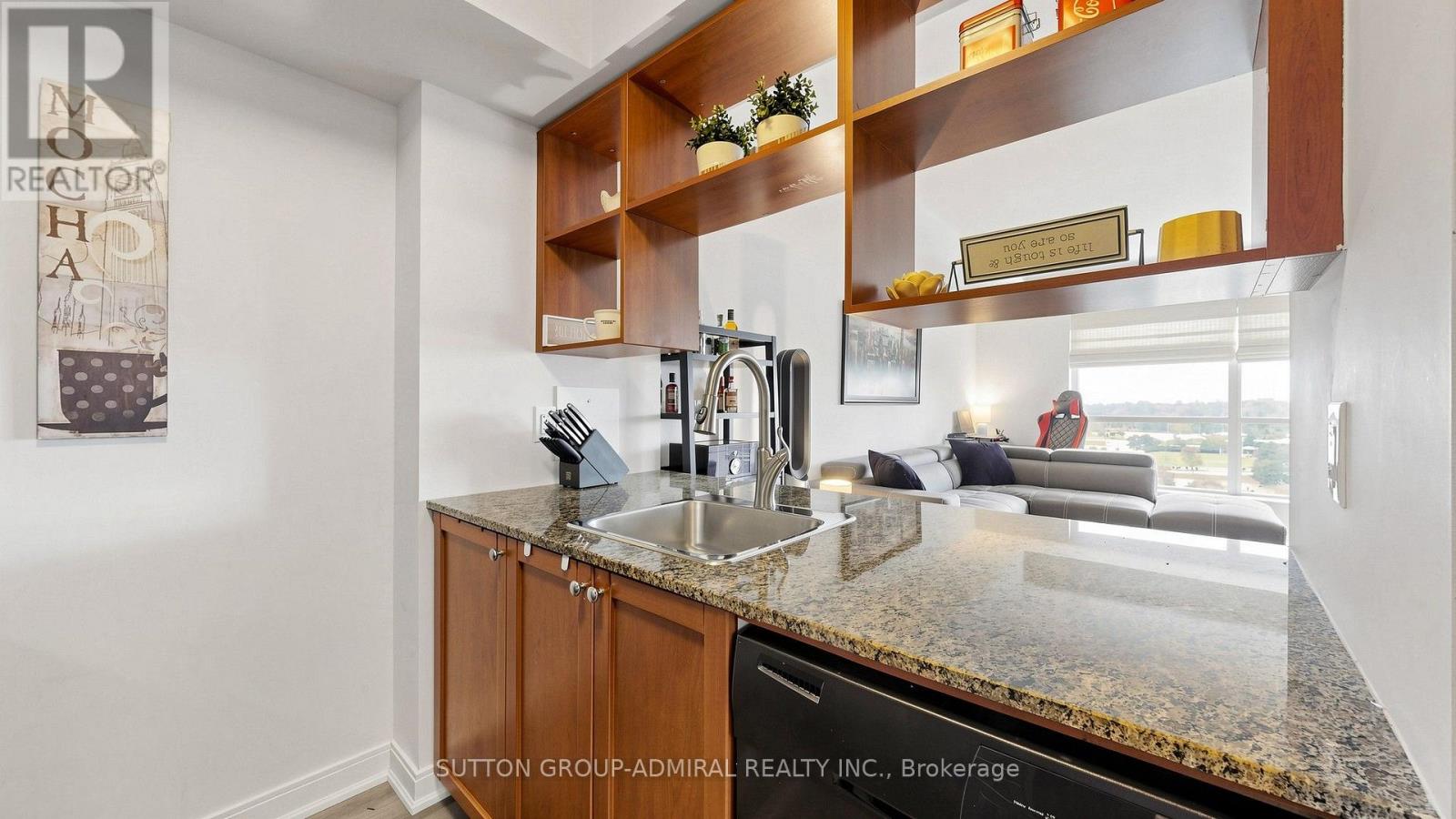 1005 - 151 Village Green Square Property Photo 12