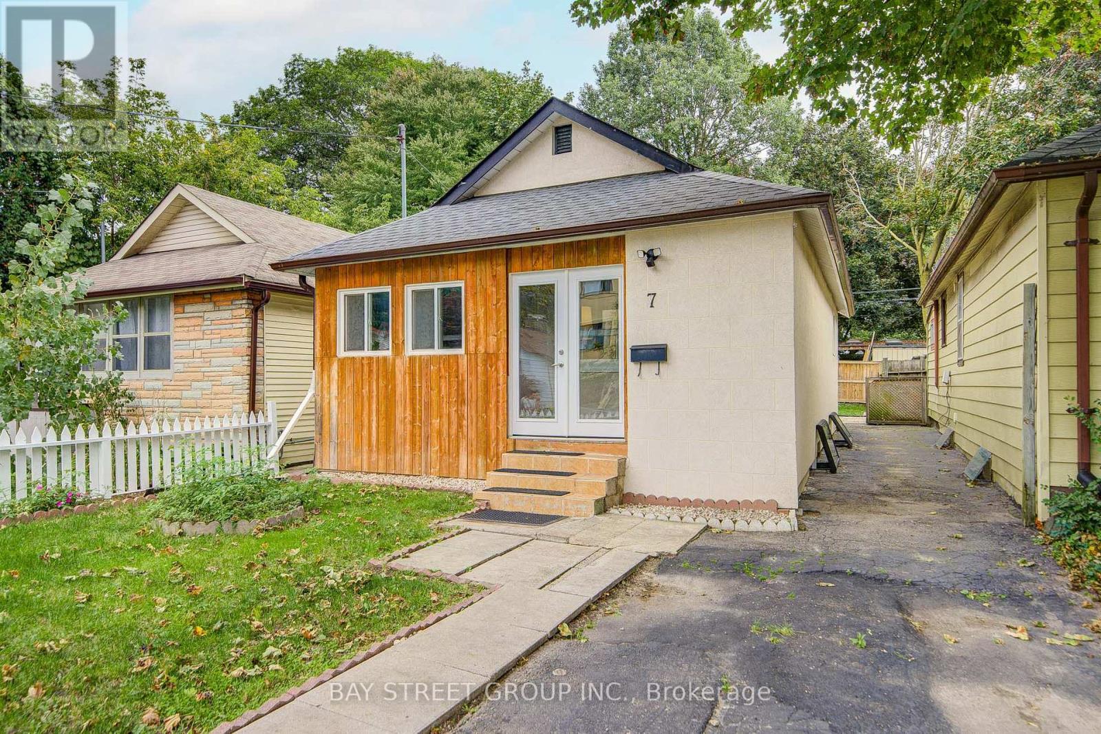 7 EMMOTT AVENUE Property Photo 1