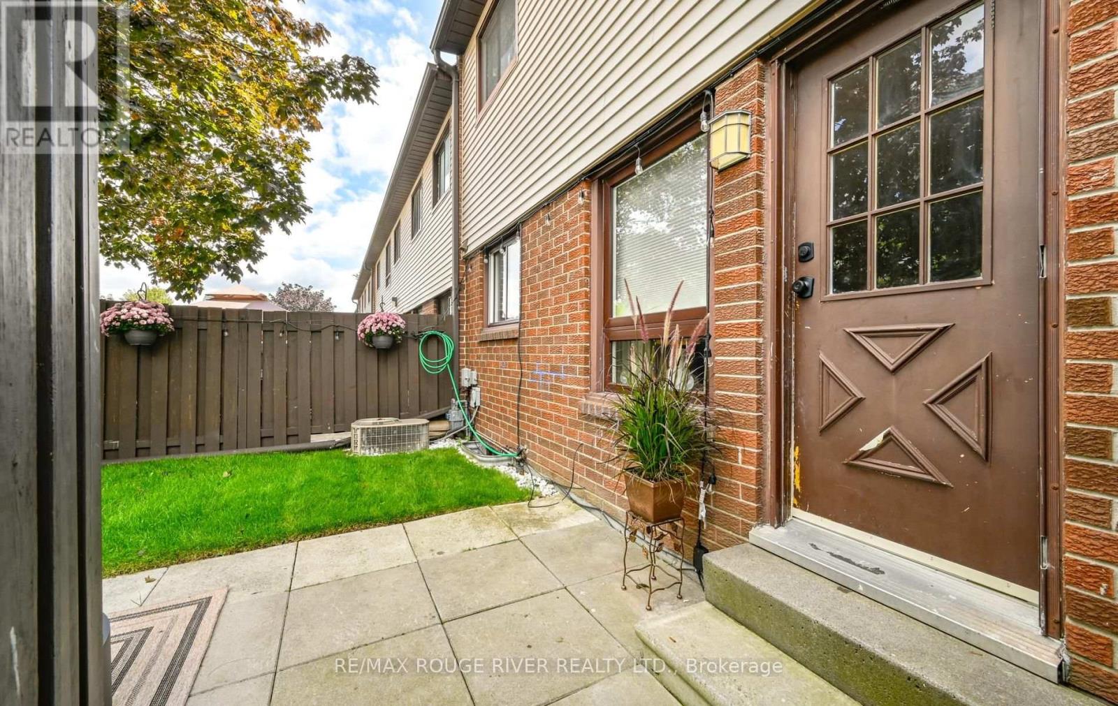 72 - 960 GLEN STREET Property Photo 1