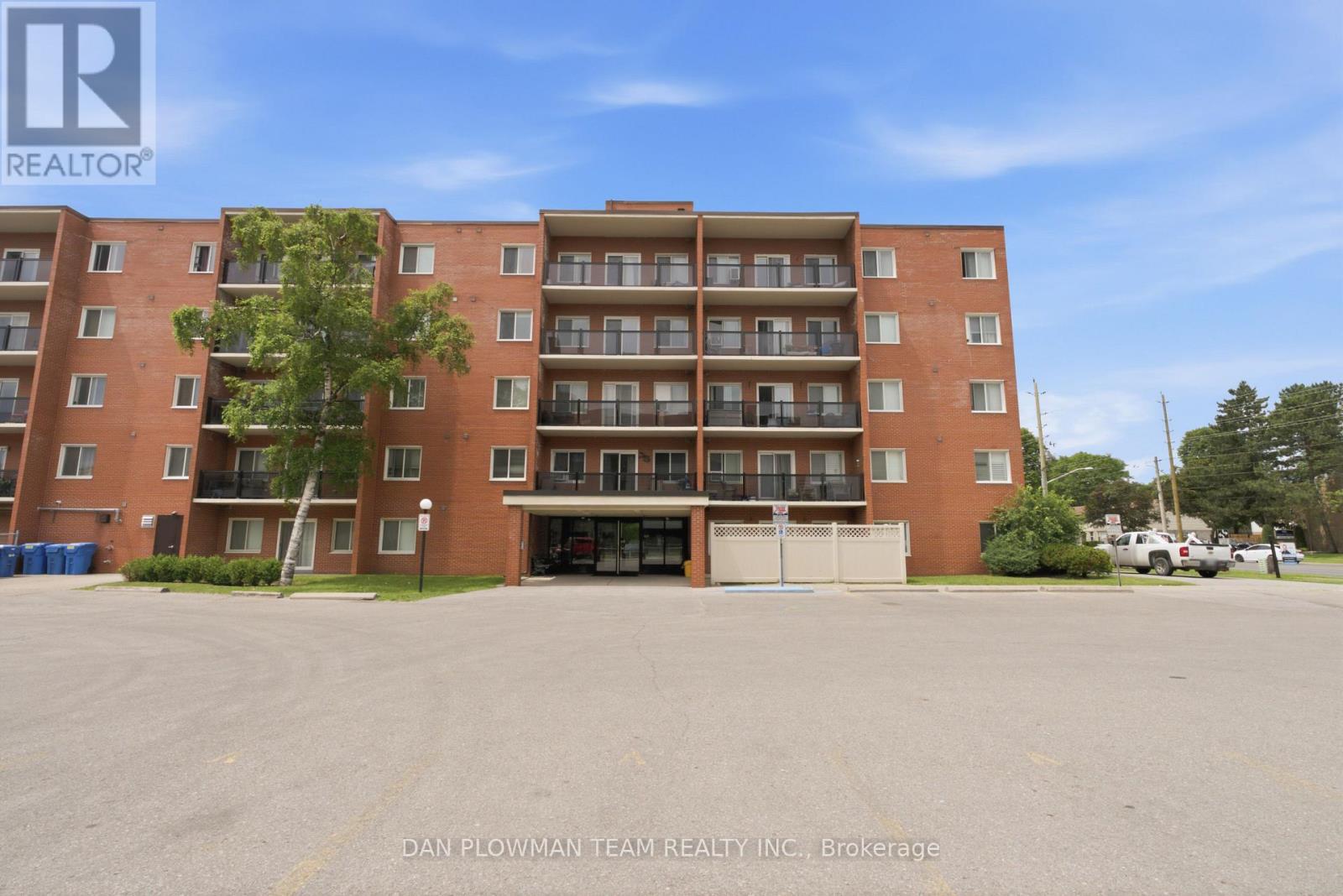 204 - 131 TAUNTON ROAD E Property Photo 1
